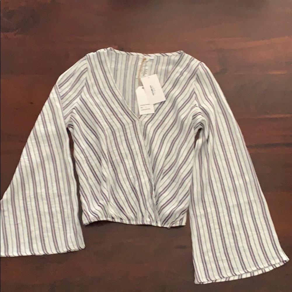 Darling Sadie & Sage Bell Sleeve Top Size Small - Picture 3 of 6
